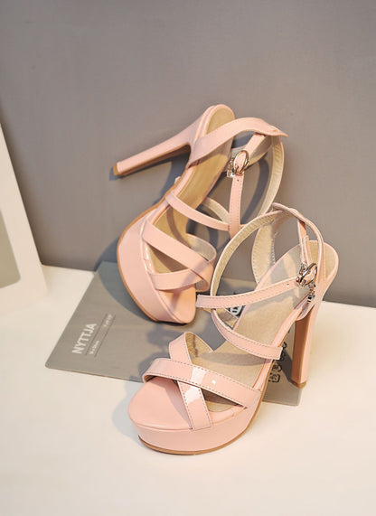 Sandales à talons plateforme – allure glamour et audacieuse
